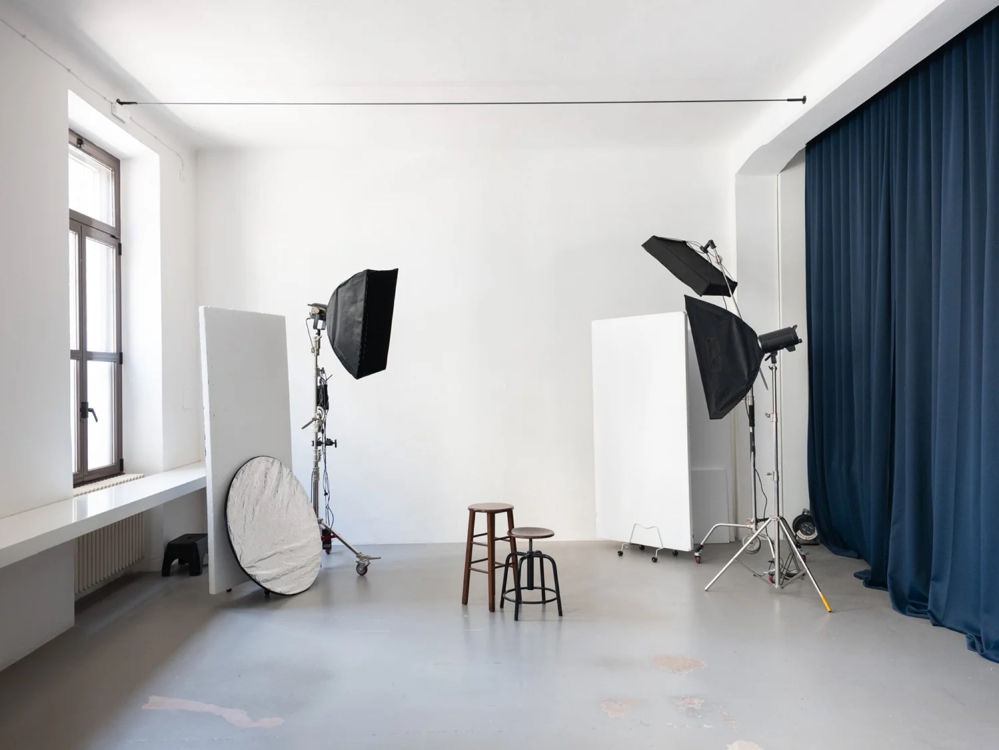 Lo studio Blue Zone allestito con luci e softbox per uno shooting