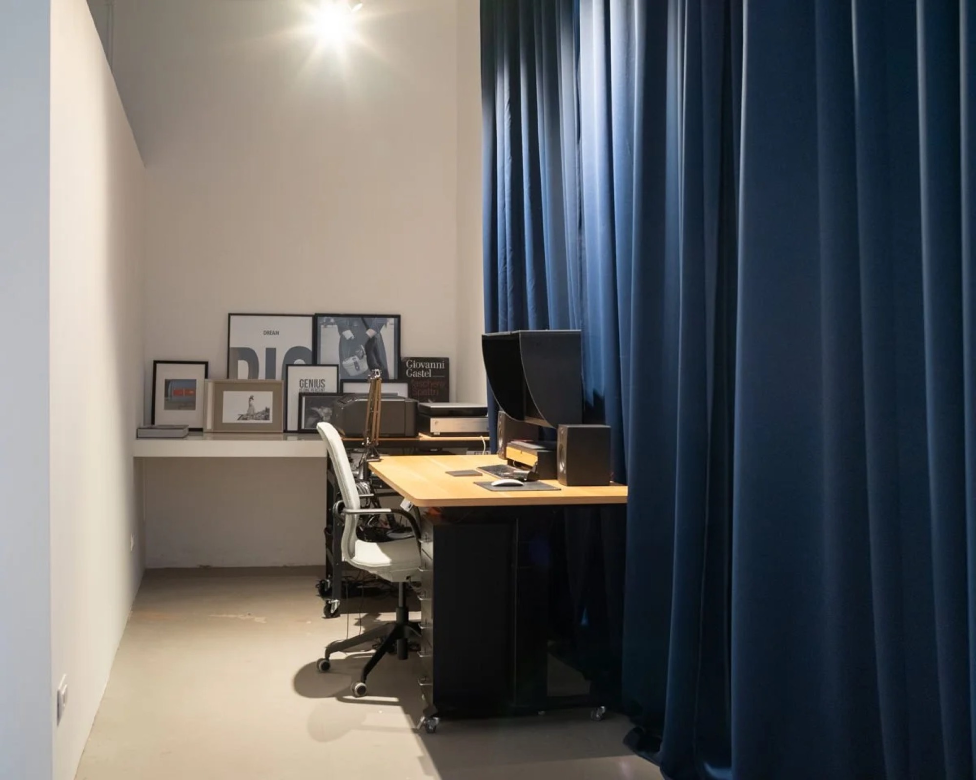 Angolo scrivania dello studio con tende blu