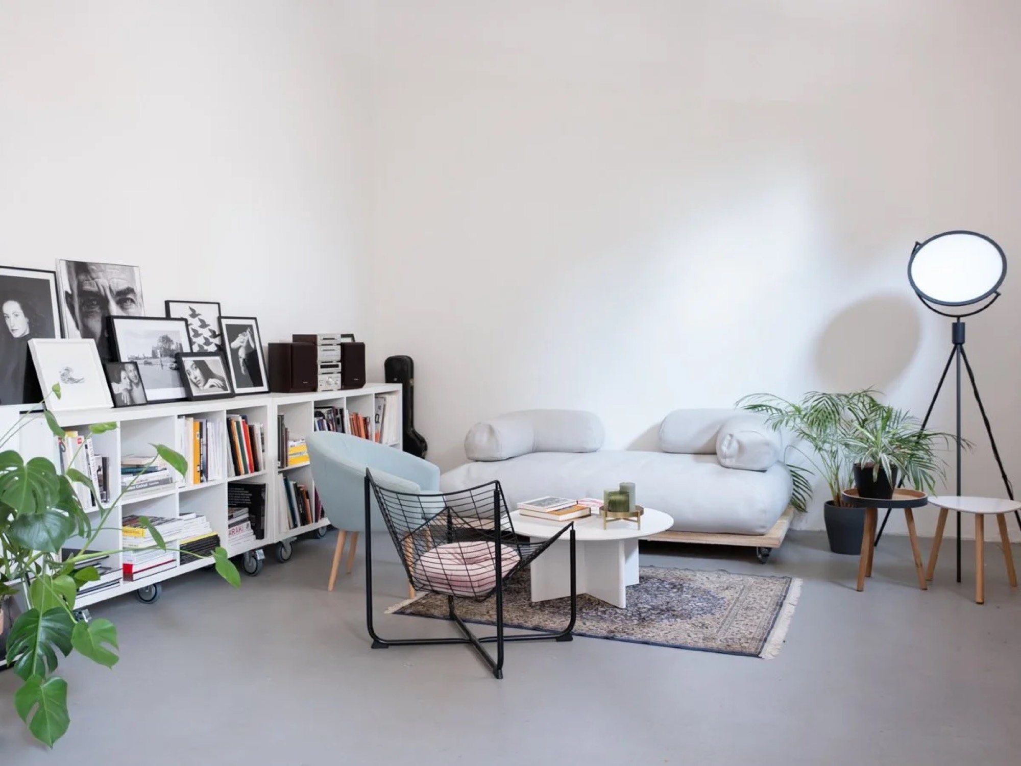 Angolo salotto dello studio con poltrona, libri e luce da studio