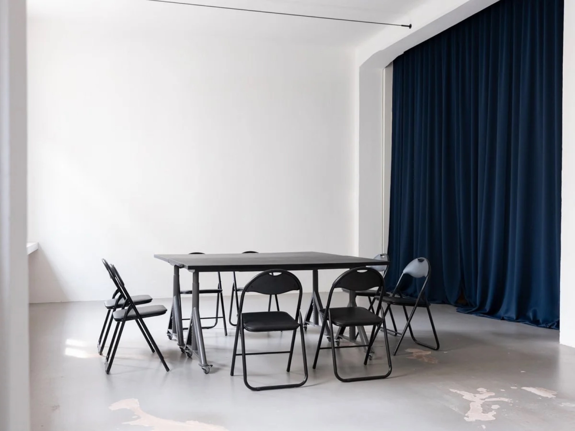 Tavolo con sedie allestito per un workshop nello studio